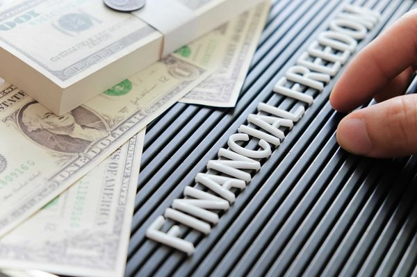 De salarié à entrepreneur : le chemin vers la liberté financière